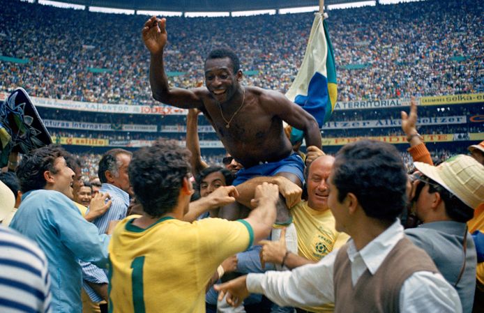 Pele wordt op de schouders van zijn teamgenoten gehesen nadat Brazilië de wereldcup won in 1970, na een 4-1 winst tegen Italië in Mexico-Stad.
