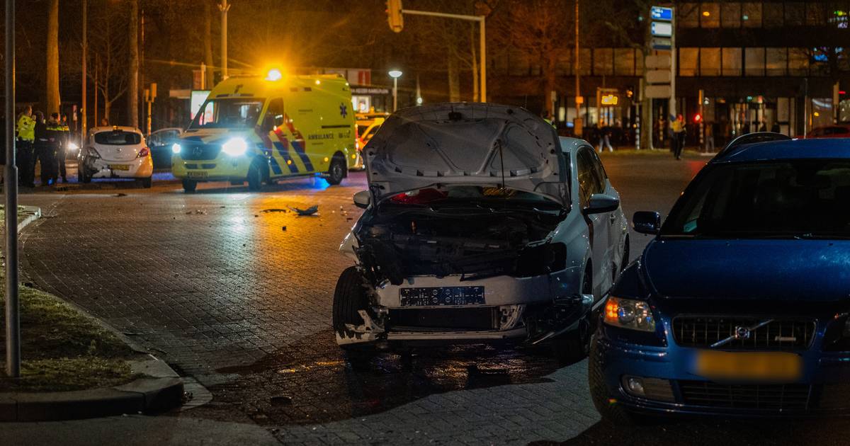 Ravage bij aanrijding op Keizer Karelplein in Nijmegen.
