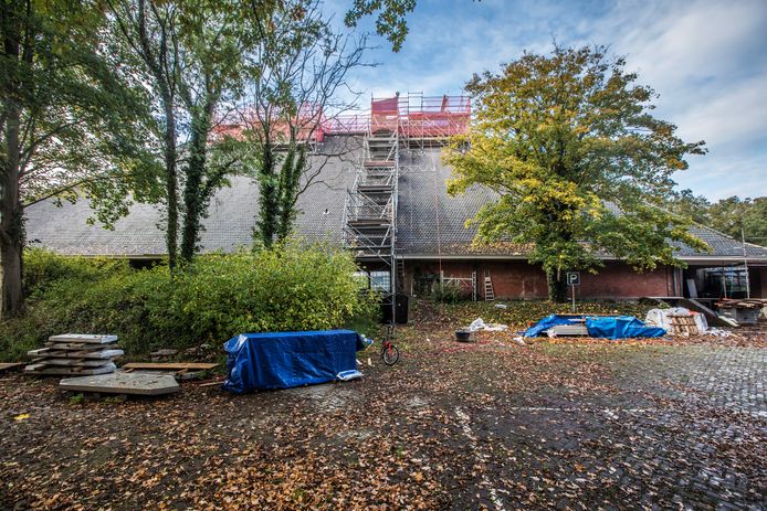 De als boerderij vermomde bunker staat nog in de steigers. Welke bestemming die straks krijgt, is nog onbekend.