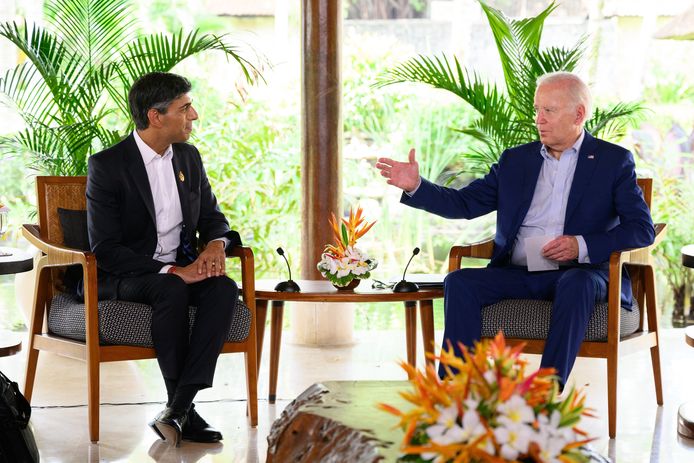 De Britse premier Rishi Sunak in gesprek met de Amerikaanse president Joe Biden.