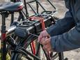Met een schroevendraaier heeft de dief de fiets snel los.