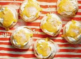 Mini-pavlova’s met oranjebloesemroom (óók smullen na Koningsdag)