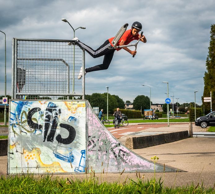 zuur Pest Centimeter Lukas (13) vliegt dagelijks door de lucht met zijn stuntstep: 'Ik heb wel  een paar kneuzingen gehad' | Dordrecht | AD.nl