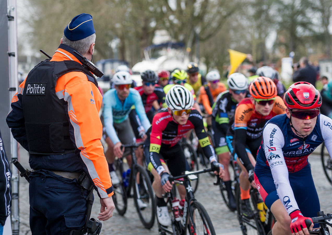 IN BEELD. Omloop van het Waasland start in Lokeren Foto hln.be