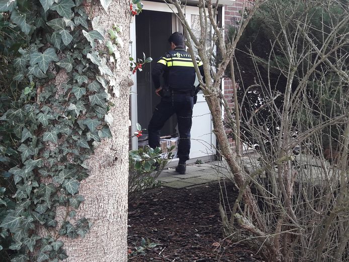 De politie onderschept aan een Eindhovense voordeur een pakket met chemicaliën, bedoeld voor de productie van drugs.