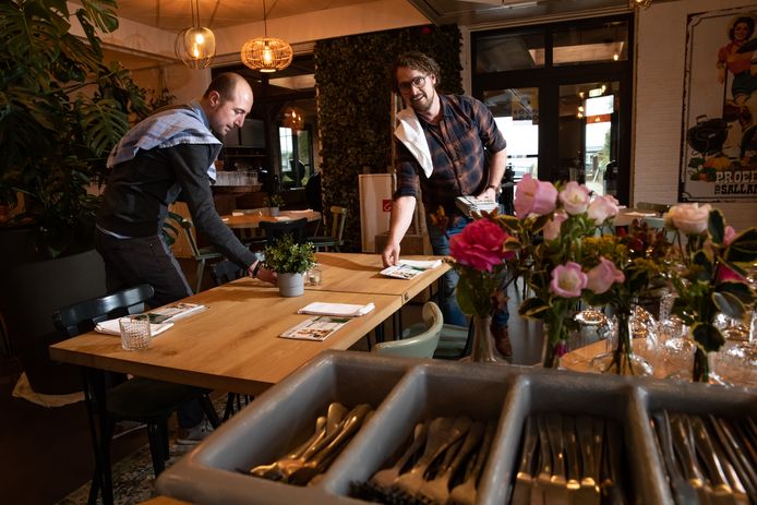 Leon Ripperda (rechts) en Robert Koerhuis leggen het bestek vast uit op de tafels van de Proeftuin van Salland. ,,We hebben de troepen voor vandaag maar weer bij elkaar verzameld.’’