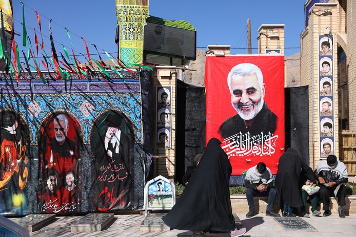 Bezoekers van het graf van de vorig jaar gedode Iraanse generaal Qassem Soleimani (op de poster) in Kerman, Iran. (02/01/2021)