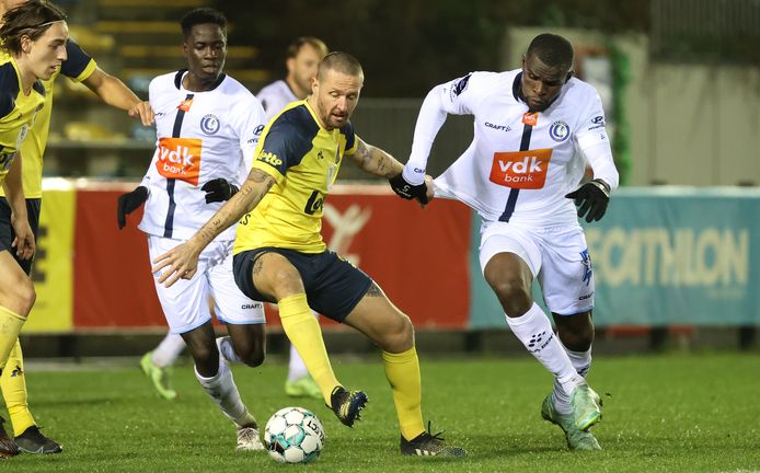 Michael Ngadeu vecht een duel uit met Damien Marcq van Union in het Dudenpark.