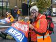Klimaatbetogers blokkeren drukke wegen in Londen, boze voorbijganger spuit blauwe inkt in hun gezicht