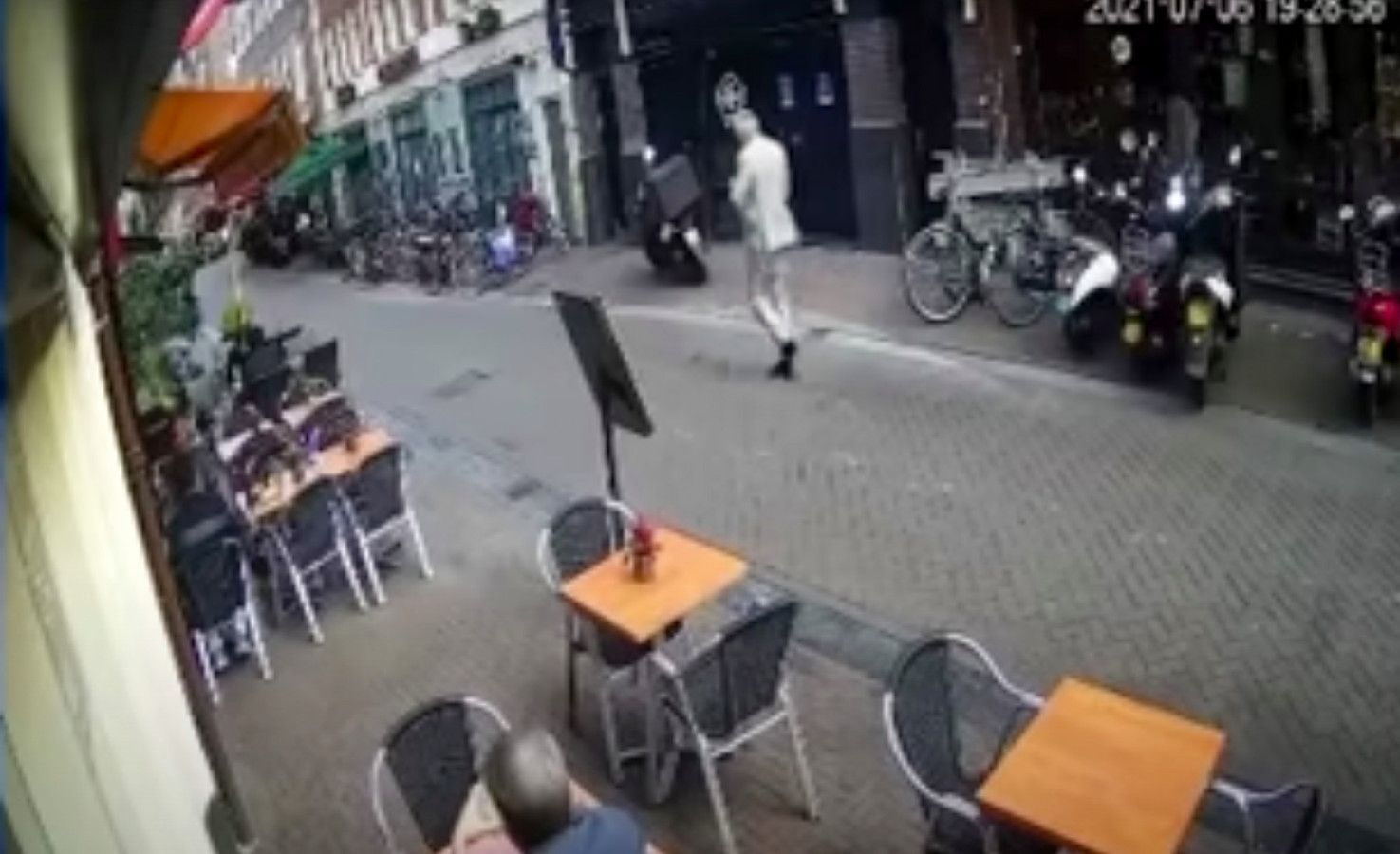 Screenshot van bewakingsbeelden tonen Peter R de Vries in de Lang Leidsedwarsstraat, momenten voor hij werd neergeschoten.