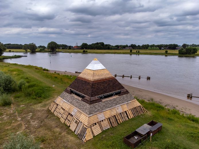 Zalk - De IJsselbiënnale (Internationale kunstroute langs de IJssel van 18 juni tm 19 sept 2021) Op de foto de piramide van Adrien Tirtiaux aan de IJssel bij het Zalker voetveer. Editie FL Foto Freddy Schinkel, IJsselmuiden © FS20210623