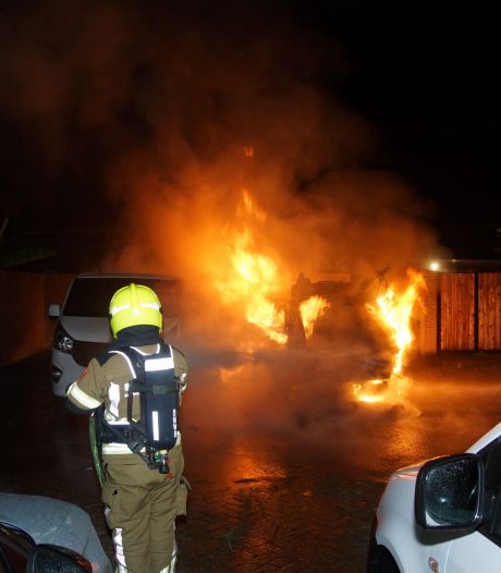 Twee auto’s gaan in vlammen op in Kaatsheuvel, brandstichting niet uitgesloten