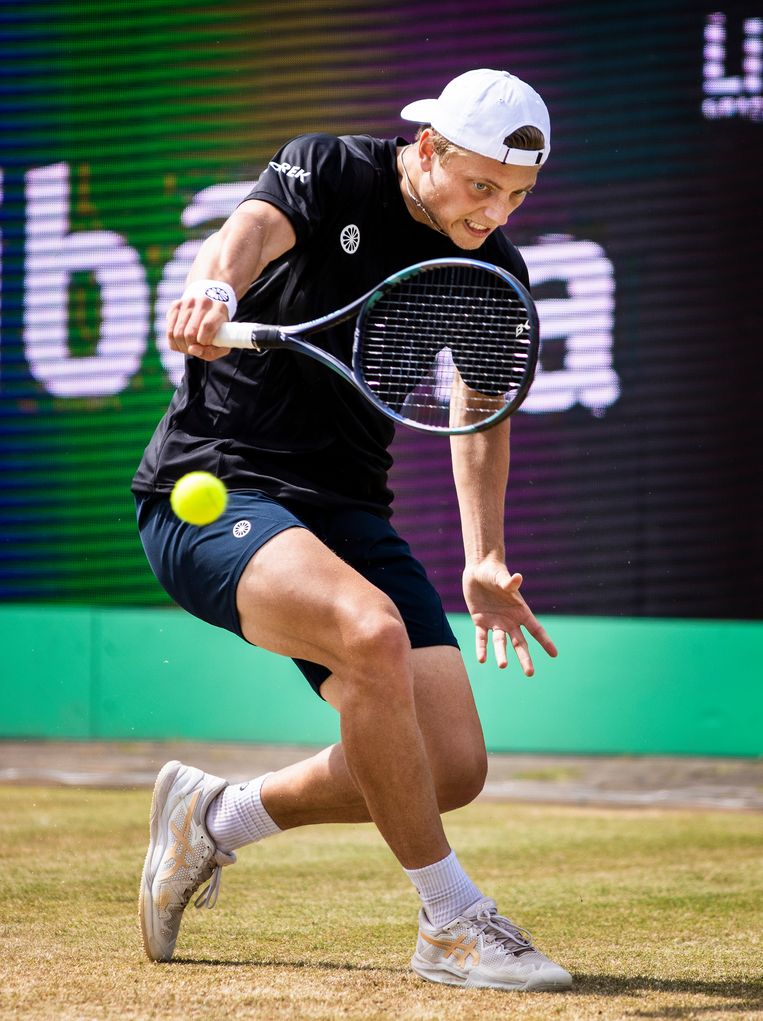 ‘Het waren zware jaren’, maar eindelijk staat Tim van Rijthoven op Wimbledon