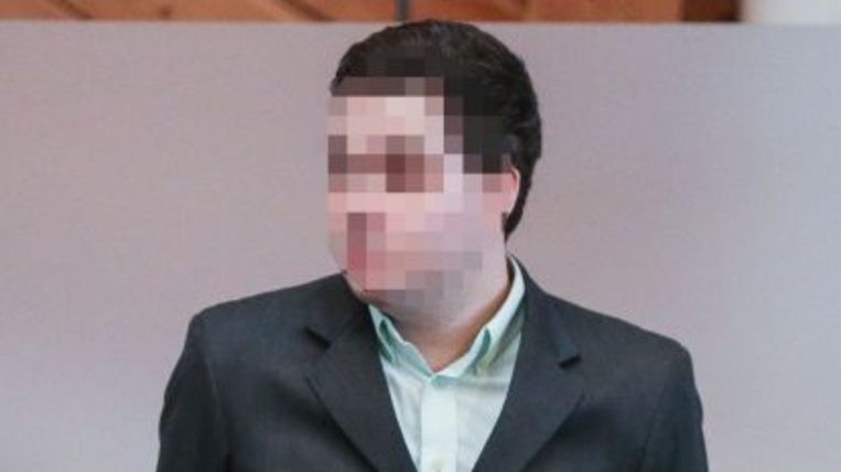 Antwerpen is vermoedelijk aan nog erger ontsnapt. Op het moment dat hij net de put met het lijk van Shashia Moreau er in had dicht gegooid, was de seksueel geobsedeerde Jonny Van Den Broeck al weer aan het chatten met een meisje dat “naar zijn Pokémon moest komen zien”. Ook voor dodelijke “wurgseks”? “Daar kan ik geen uitspraken over doen”, zei beschuldigde gisteren ontwijkend. Vandaag getuigen o.m. de moeder, de vader, de stiefvader en de broer van het slachtoffer. Er zal ook een pop naar het proces worden gebracht, waarop Van Den Broeck moet tonen hoe hij Shashia gewurgd heeft.