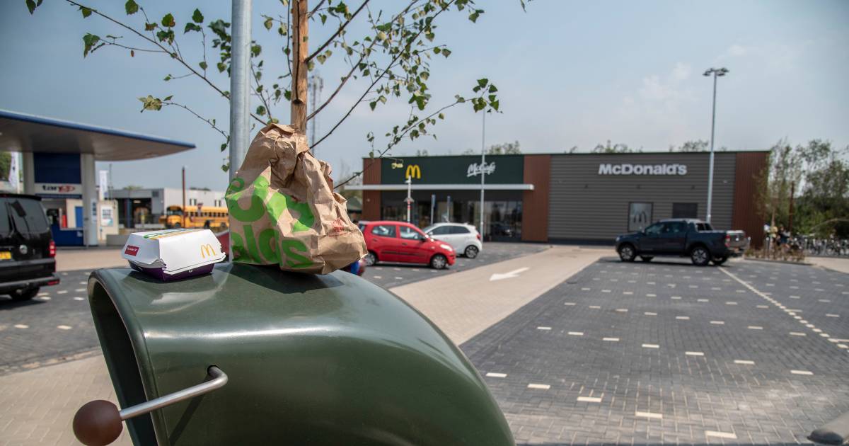 Nu al klachten over afval rond net geopende 'milieuvriendelijke Mac' in Boxmeer - De Gelderlander