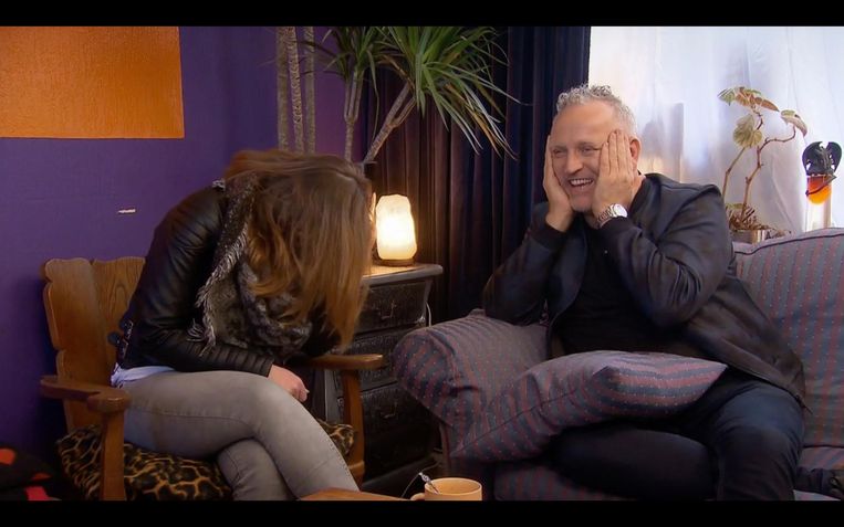 Kariens dochter en Gordon zitten lachend op de bank. Beeld RTL
