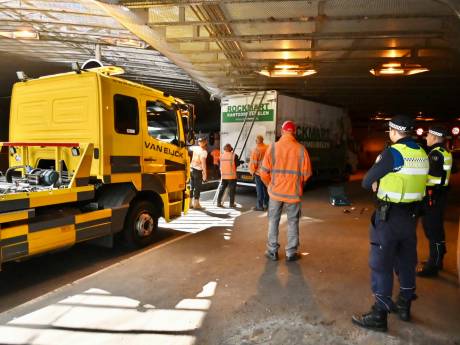 Vrachtwagen rijdt zich vast in ‘brokkentunnel’ in Arnhemse centrumring