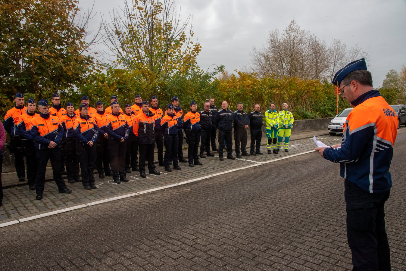 Minuut stilte als eerbetoon aan vermoorde politieagent | Foto | hln.be