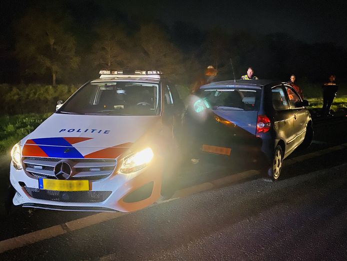 De politie heeft op de A73 bij Boxmeer de bestuurder van een Volkswagen klemgereden nadat die opzettelijk tegen een politie-auto was aangereden.