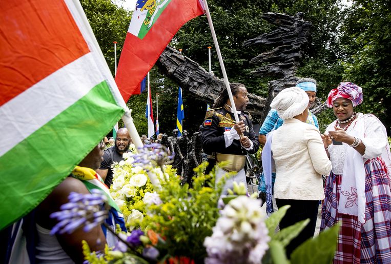 Bezoekers bij het Nationaal Monument Slavernijverleden tijdens de nationale herdenking van het Nederlands slavernijverleden.  Beeld ANP