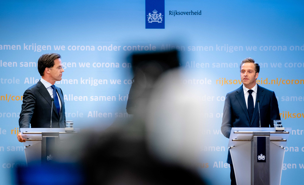 Premier Mark Rutte en minister Hugo de Jonge tijdens een persconferentie op het ministerie van veiligheid en justitie. Beeld ANP