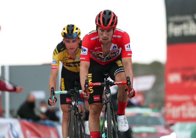 Primoz Roglic komt binnen als vijfde, in het gezelschap van ploegmaat Sepp Kuss. Ze verliezen 26 seconden op de ritwinnaar. Beeld EPA