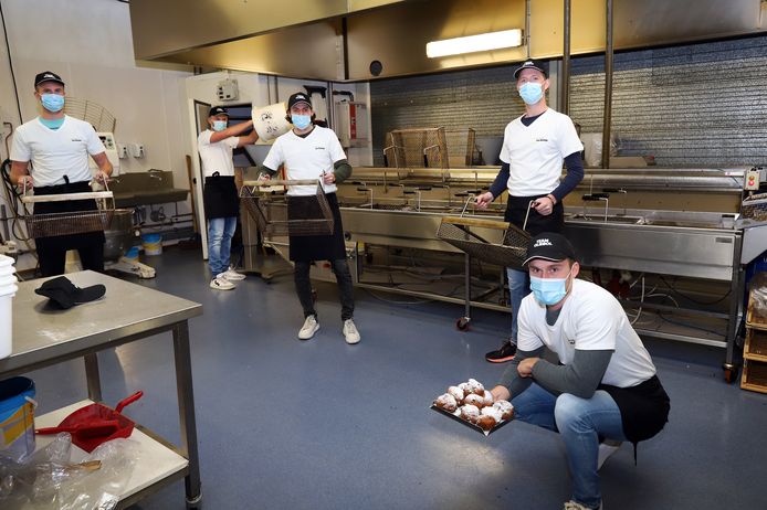 De tennissers van LTC Spijkenisse waren de hele nacht in touw in de bakkerij van Meesterbakker Voskamp.