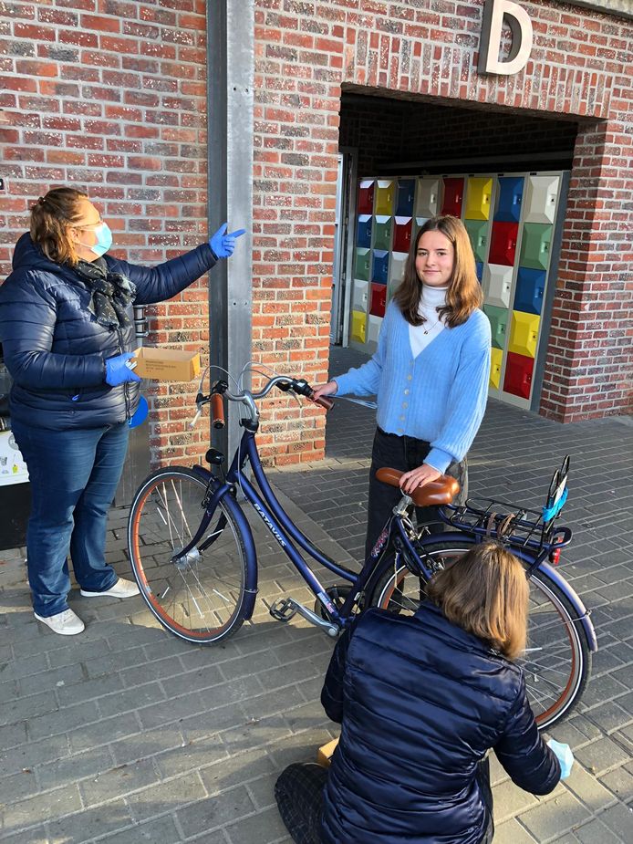 De fietsen werden niet alleen gecontroleerd, maar ook voorzien van spaakreflectoren.