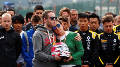 Emotionele minuut stilte voor overleden Hubert voor aanvang F3-race, ook moeder en broer wonen rouwmoment bij