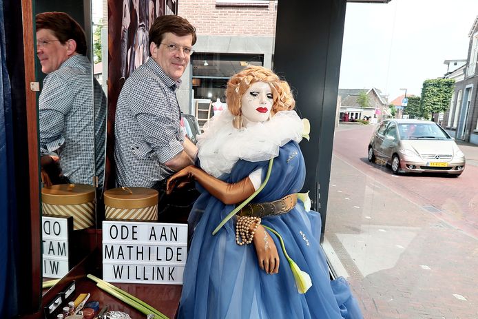 Ruurlose middenstanders, zoals Rob Teunissen van Teunissen Kleding, proberen in te spelen op de komst van het nieuwe museum More.