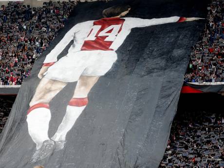 Ajax en Barcelona herdenken Johan Cruijff op sterfdag: ‘In zekere zin onsterfelijk’