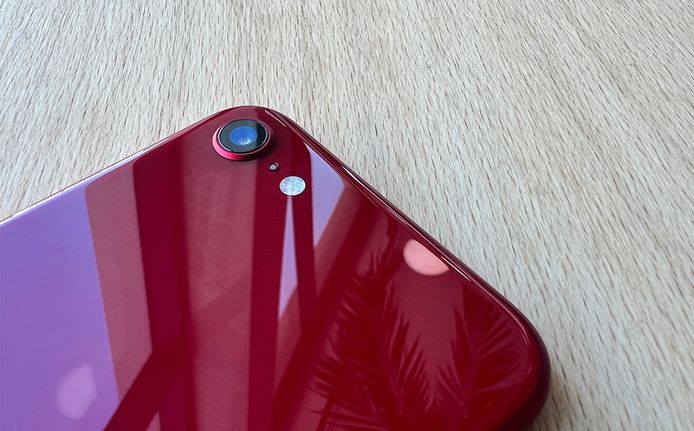 De iPhone SE heeft slechts één camera aan de achterkant.