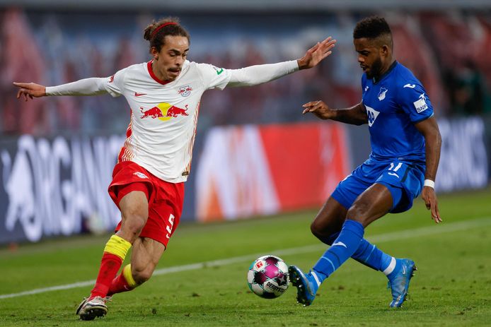 Yussuf Poulsen in duel met Ryan Sessegnon.