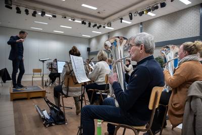 Na 65 jaar is Pierre nog lang niet van plan zijn tuba aan de wilgen te hangen