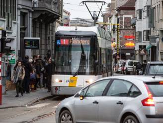 De Lijn heeft oplossing voor toeritdosering Kortrijksepoortstraat: Binnenkort staat tram 1 (hopelijk) niet meer in de autofile