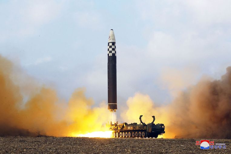 De lancering vrijdag van de intercontinentale ballistische raket van het type 'Hwasong Gun 17' door Noord-Korea. Beeld AFP