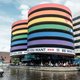 Waterkantgebouw van 18 bij 82 meter volledig in Pridekleuren: ‘Hoe groter de vlag, hoe krachtiger de boodschap’