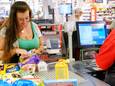 Stacy de Bruin rekent haar boodschappen af.