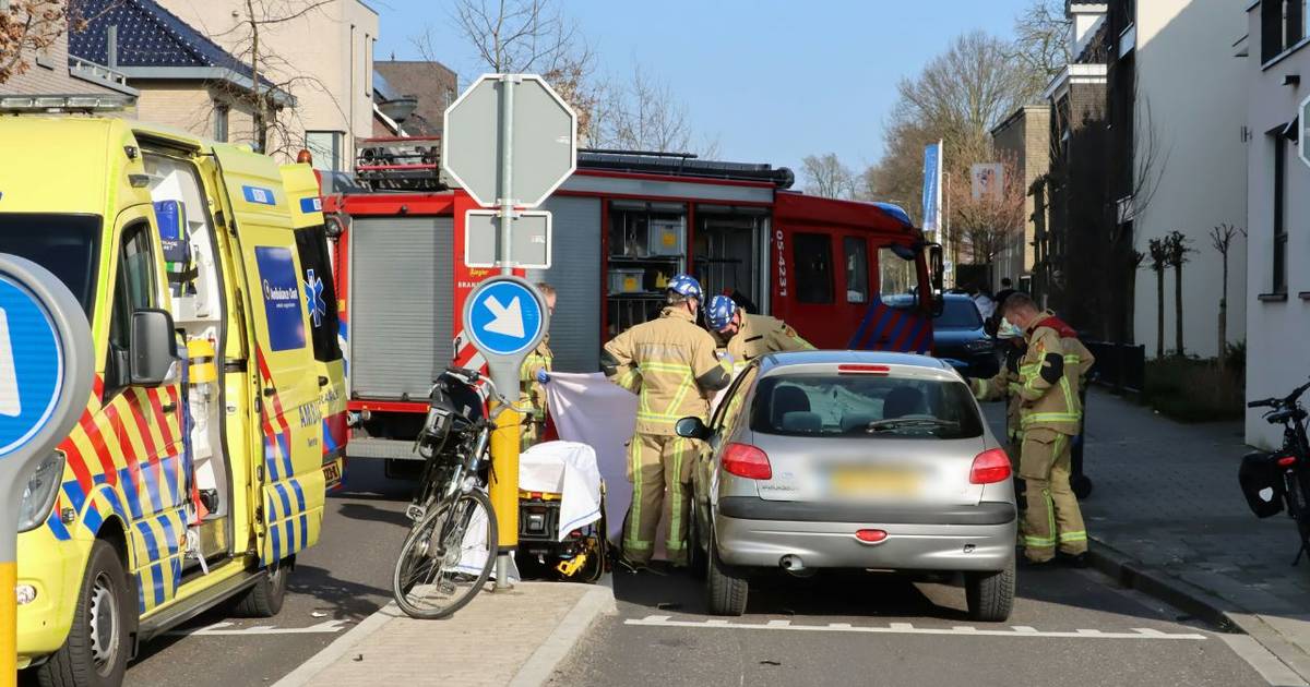 Fietsster zwaargewond na aanrijding bij Lonnekerspoorlaan in Enschede.
