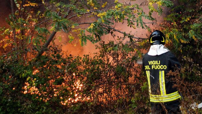 Een brandweerman bestrijdt het vuur in de Vallei van Susa.
