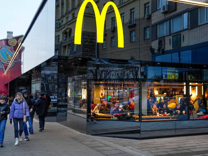 Boze Rus ketent zich vast aan deur van McDonald’s-restaurant: “Sluiten is een vijandelijke daad!”