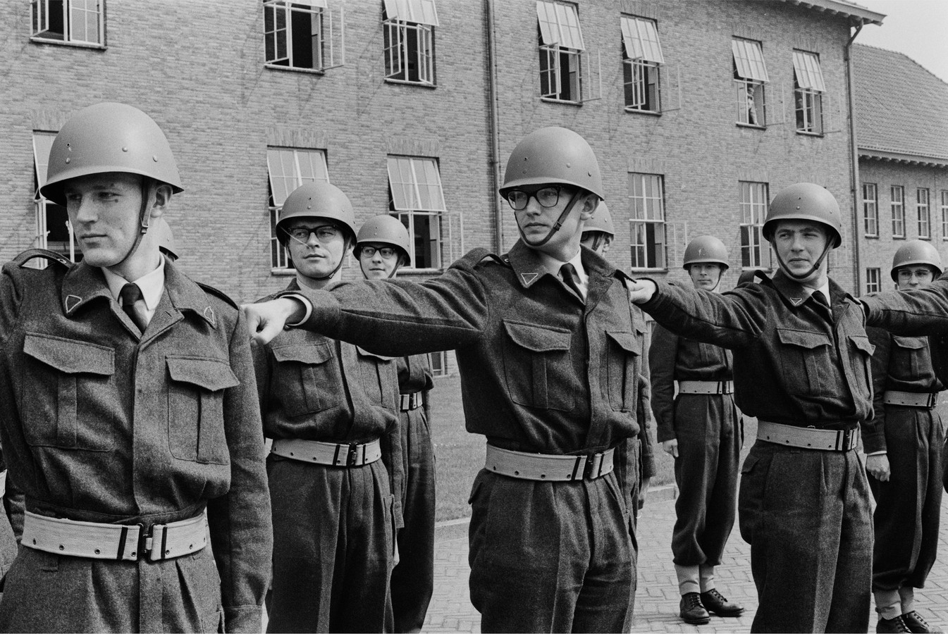 April 1966: Pieter van Vollenhoven (m) als dienstplichtig soldaat tijdens een les in exercitie op de Luchtmacht Officiers- en Kaderschool, gevestigd op de Trip van Zoudtlandkazerne in Breda. Van Vollenhoven werd tijdens zijn dienstplicht opgeleid tot reserve-officier.