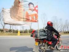 Chinese vader herenigd met ontvoerde zoon naar wie hij 20 jaar zocht op zijn motor