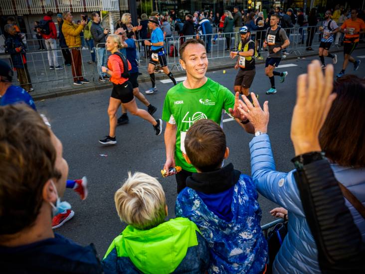 De marathon is terug en euforie gonst door de straten van Rotterdam: ‘Kijk, ik leef nog!’