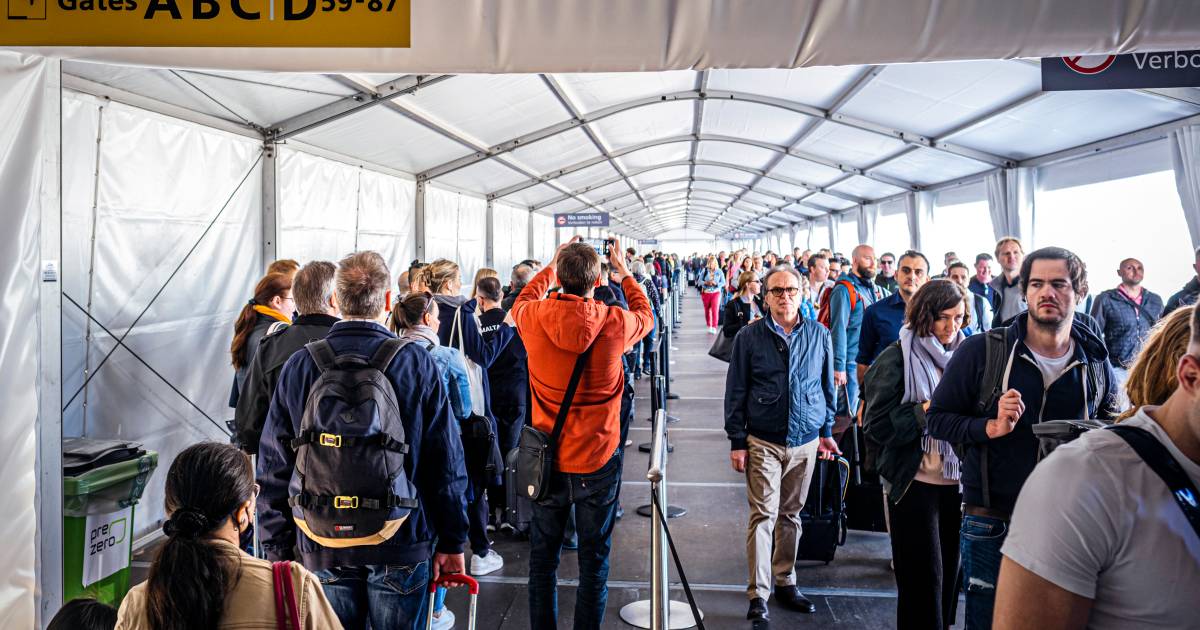 Tientallen 'te vroege’ reizigers moeten buiten wachten vanwege nieuwe maatregel op Schiphol