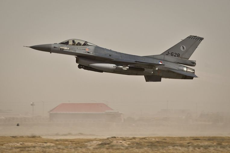 Een Nederlandse F-16 keert terug naar een basis. Beeld anp