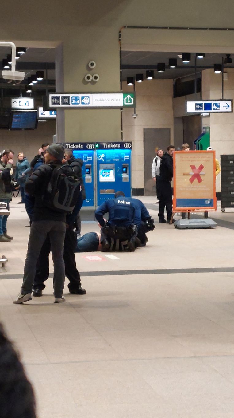 Op sociale media circuleren beelden waarop te zien is hoe de politie de verdachte onder schot houdt en vervolgens in de boeien slaat.  Beeld Zoran Popovici via REUTERS