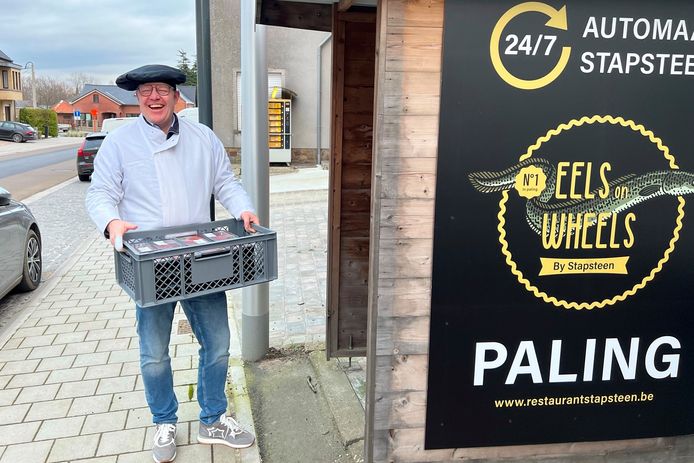 Filip Nuytten van Paling Stapsteen uit Heusden verkoopt voortaan ook paling via automaten in Erembodegem en Lede.