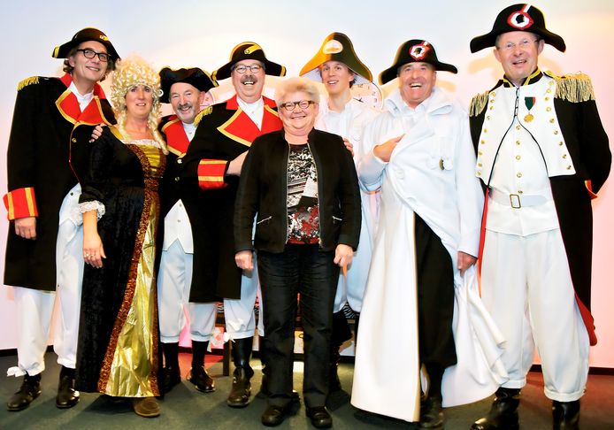 Cock Gorisse (midden) in 2009 tijdens de presentatie van ‘Oosterhout, niet van gisteren’ over de lokale geschiedenis van Oosterhout. Verklede raadsleden zorgden voor extra cachet.