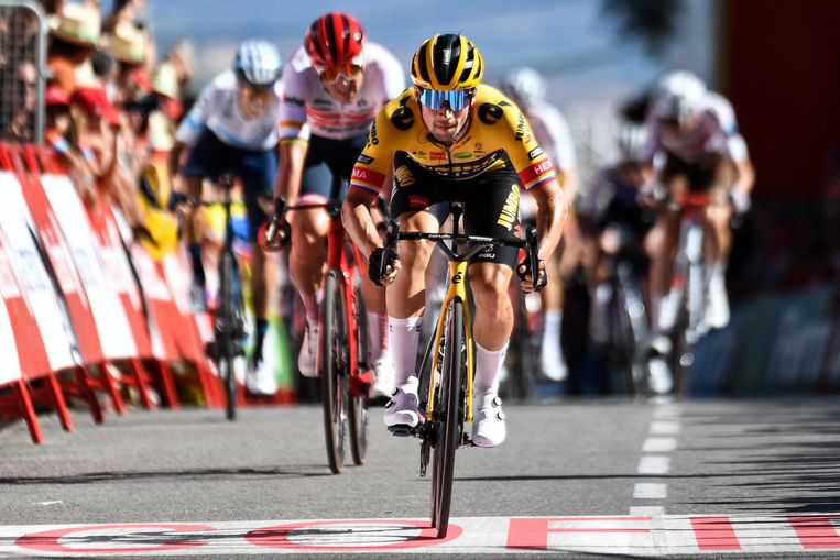 Primoz Roglic gaat als eerste over de meet in de vierde etappe van de Ronde van Spanje. Beeld AFP